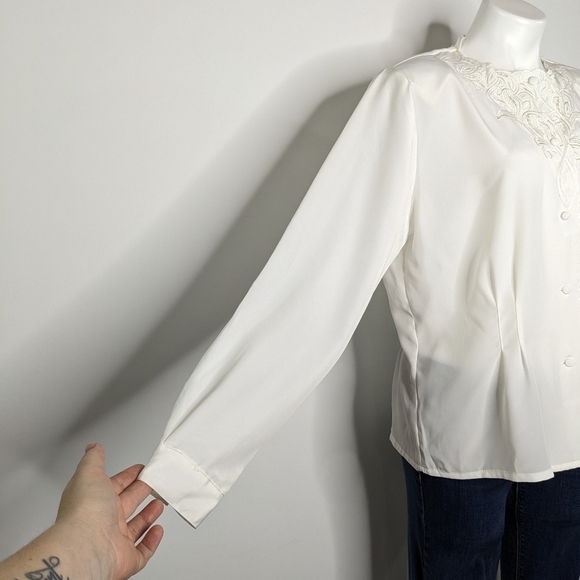 ✨3/$15 Vintage Le Caviar white embroidered button down 14 - Picture 4 of 7